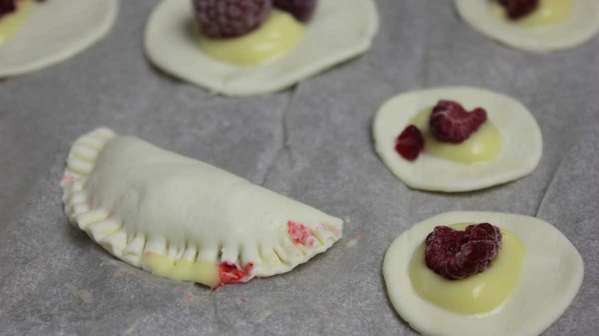 Joghurt-Himbeer-Taschen aus Blätterteig - Nia Latea