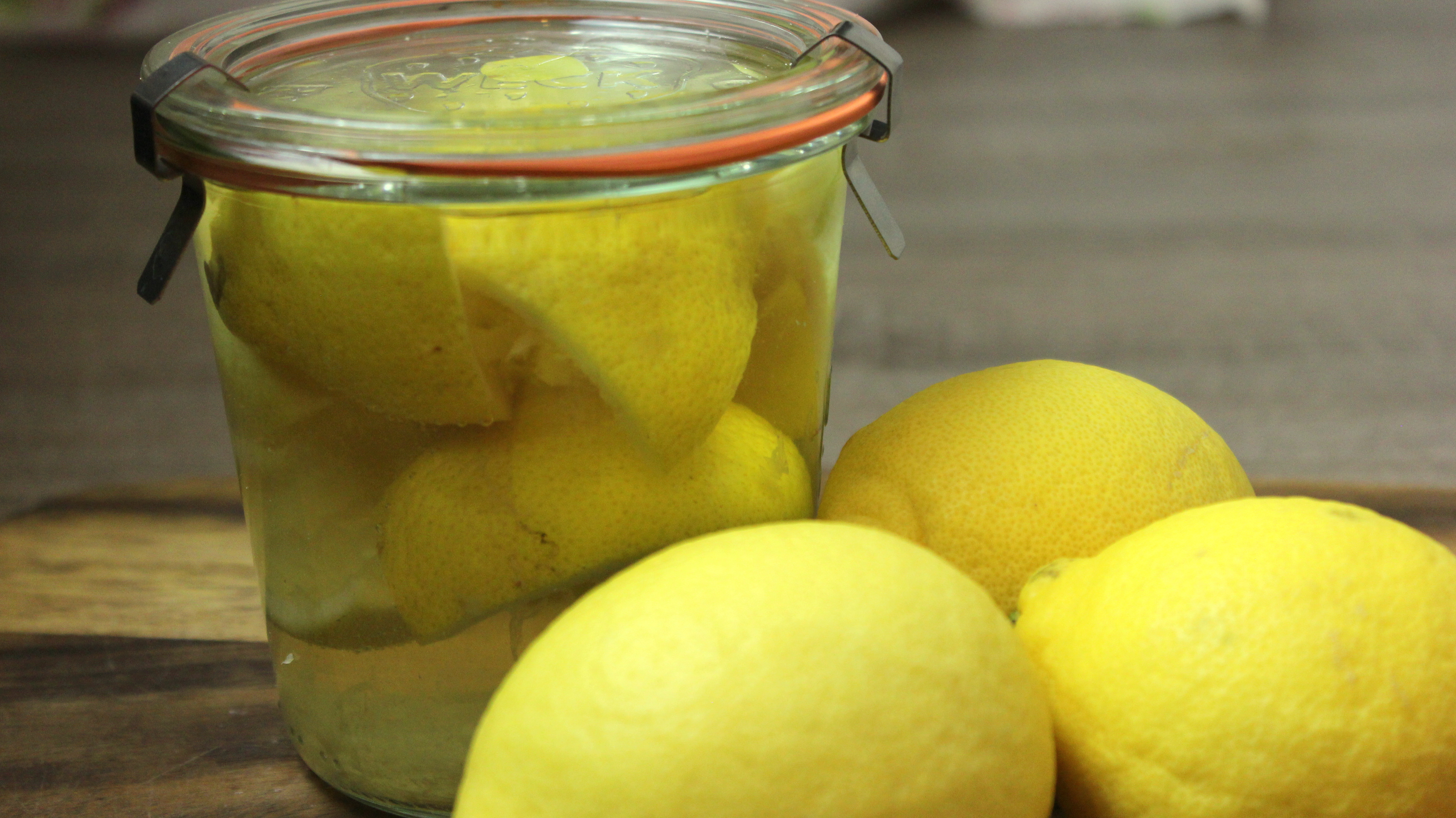 Selbstgemachtes Reinigungsmittel aus Zitronenschalen - Nia Latea
