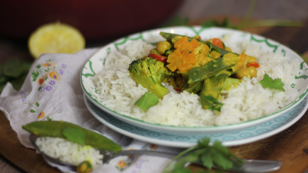 Schnelles Kichererbsen-Curry I mit Kokosmilch und viel Gemüse - Nia Latea