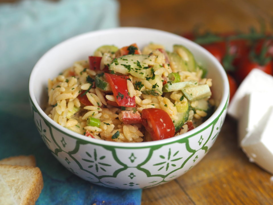 Kritharaki Salat I ganz schnell I aus wenig Zutaten - Nia Latea