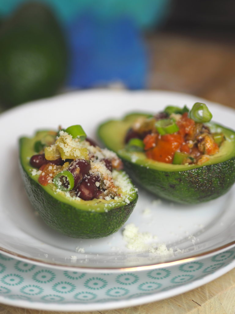 Gefüllte Avocado I Snack- oder Buffet-Idee - Nia Latea