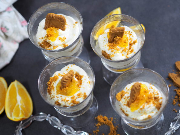 Orangen-Schichtdessert mit Karamellkeks