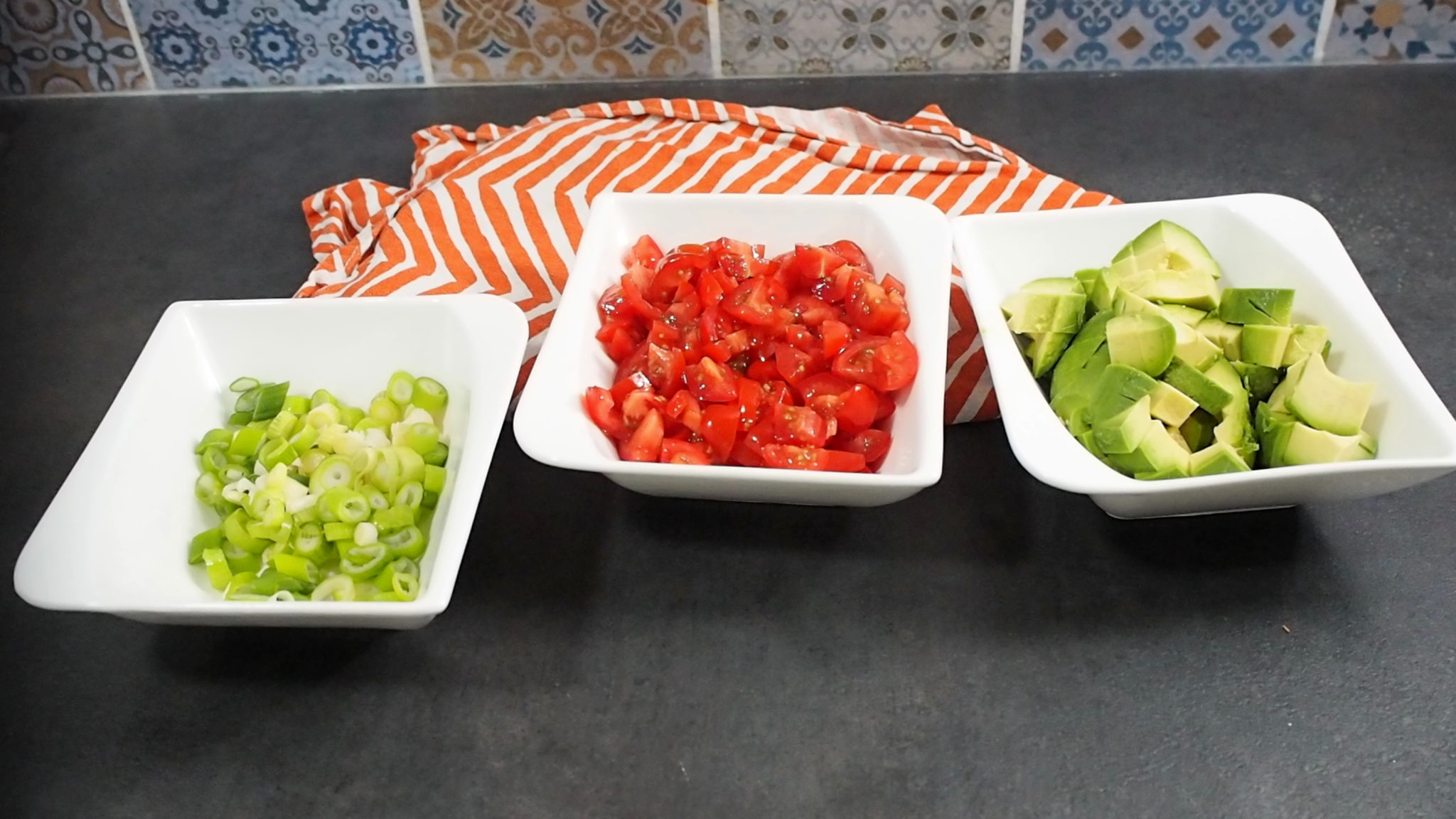 Avocado-Mais-Salat mit Tacos I Salsa I auch zu Nachos - Nia Latea