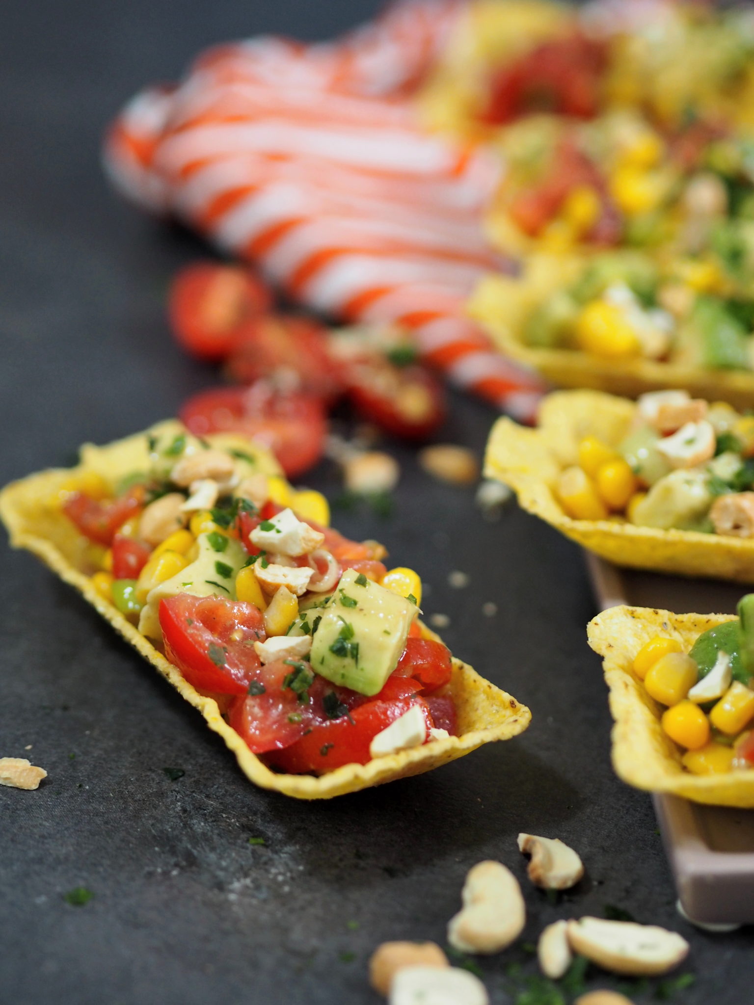 Avocado-Mais-Salat mit Tacos I Salsa I auch zu Nachos - Nia Latea