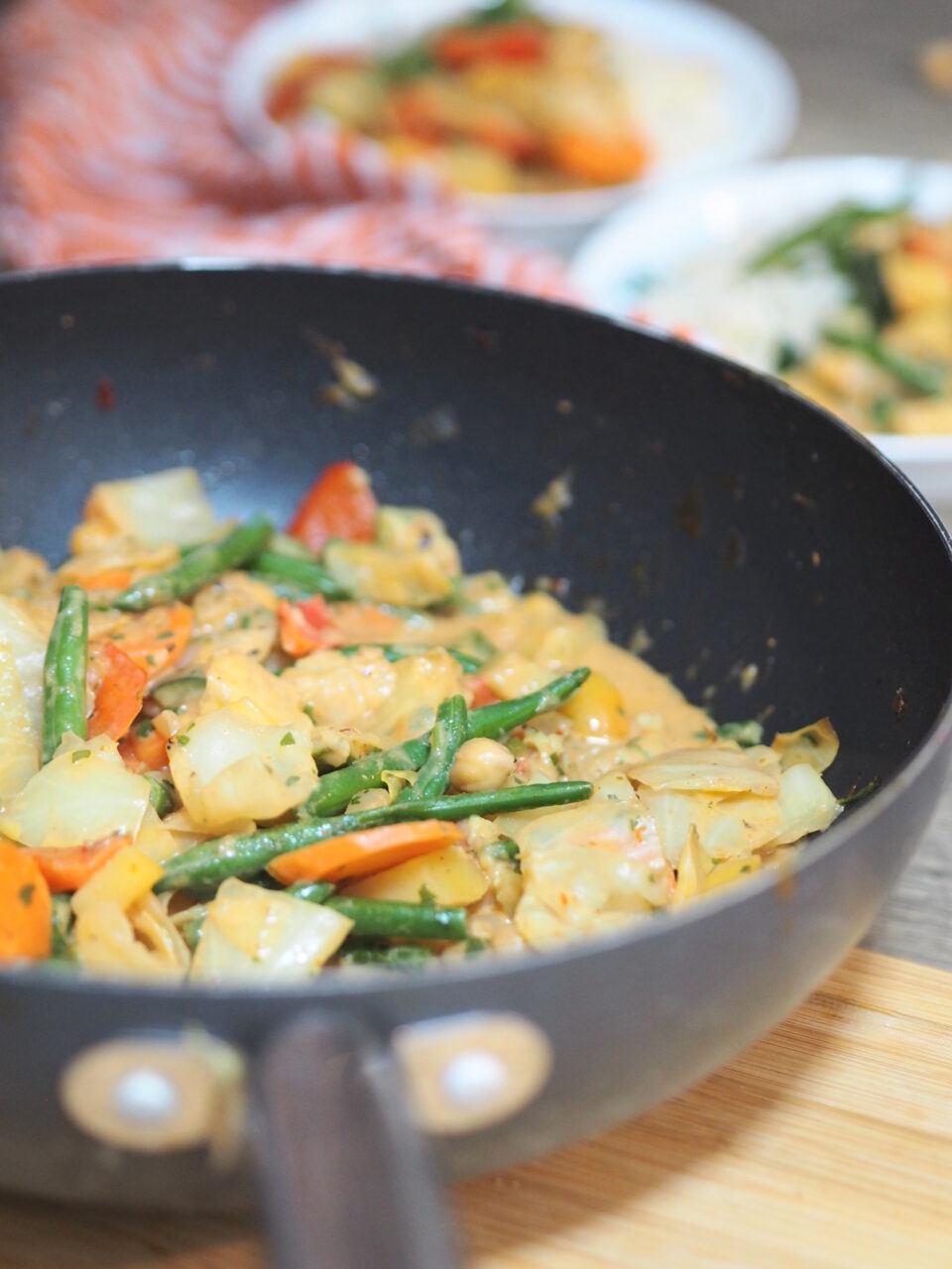 Gemüse-Curry mit Kokosmilch und Kichererbsen